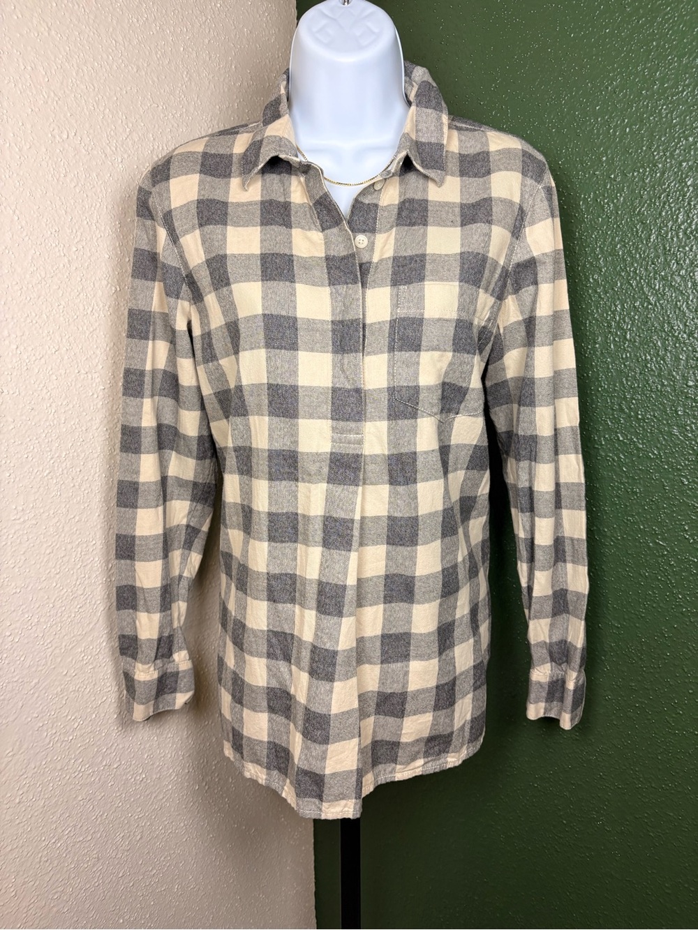 Casual Cream & Gray Plaid Quarter Button-Down Flannel